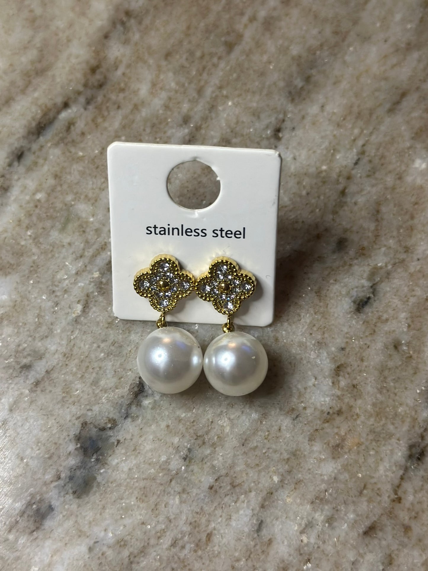 Clover Pearl Eaarings