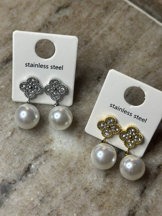 Clover Pearl Eaarings